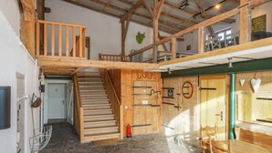 Ein Holzinnenraum mit einer Treppe, Holztüren und einem Essbereich.