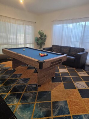 House, 5 Bedrooms | Bilik permainan