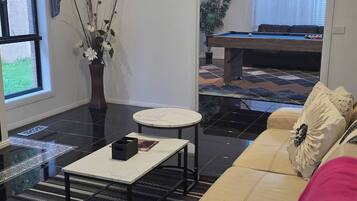 House, 5 Bedrooms | Living room