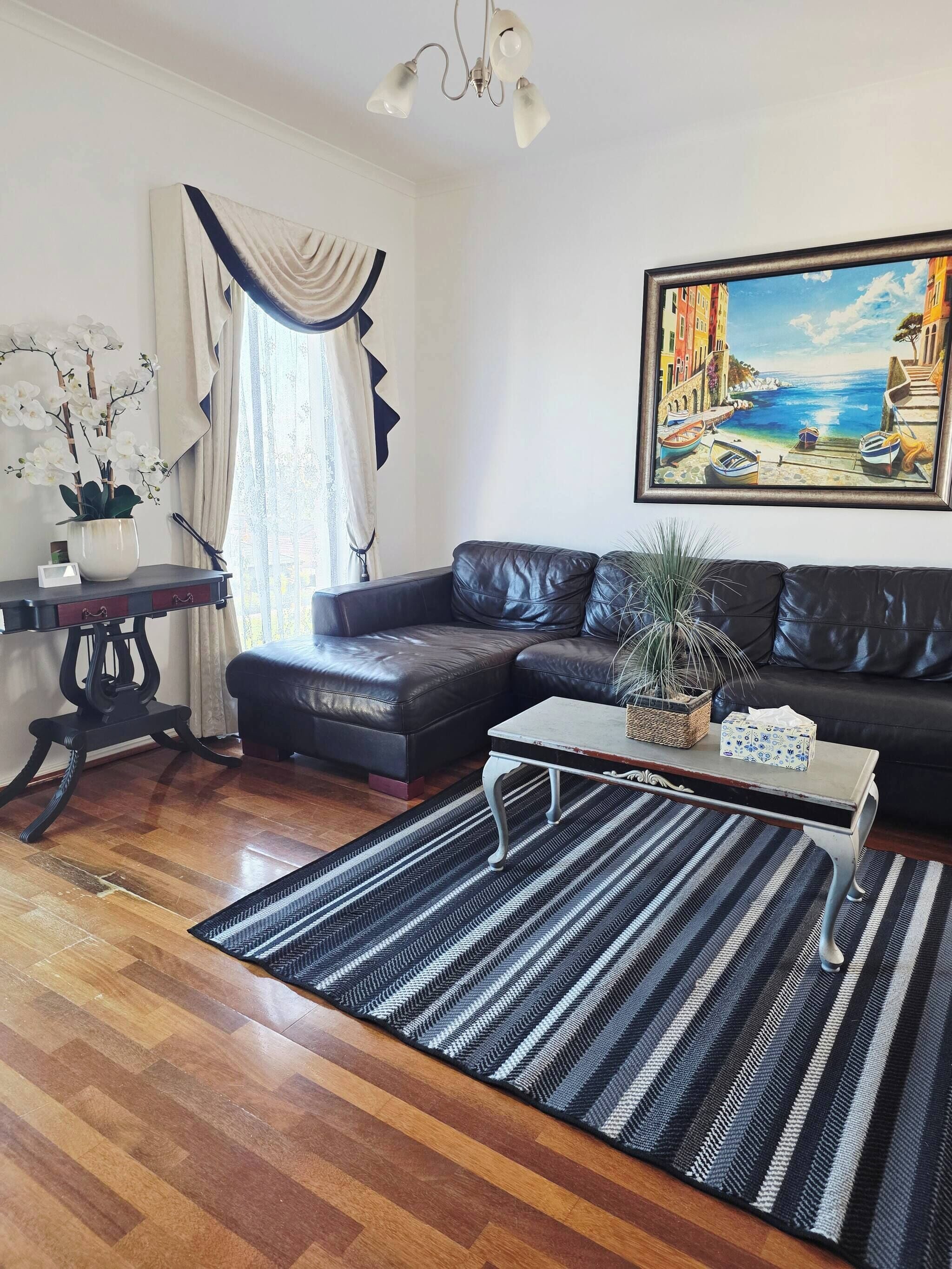 House, 5 Bedrooms | Living area