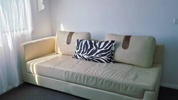 House, 5 Bedrooms | Living area