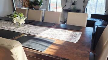 House, 5 Bedrooms | Dining room