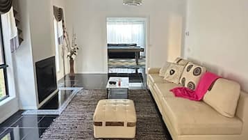 House, 5 Bedrooms | Living room