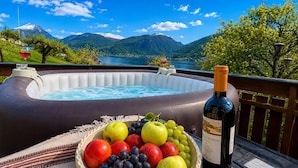 A hot tub with a bottle of wine and a bowl of fruit. - Room-casa Hauge B&B Sunrise Room (Gloppen)