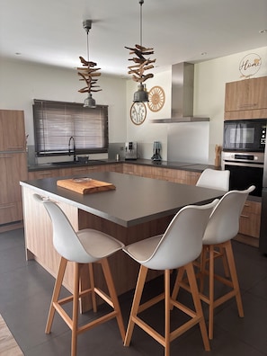 Private kitchen - Villa with pool near the lake (La Teste-de-Buch)