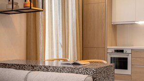 Uma sala de estar moderna com sofá, mesa de centro e luminárias pendentes.
