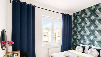 Desk, iron/ironing board, WiFi, bed sheets