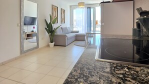 Eine moderne Küche mit Granitarbeitsplatte, integriertem Backofen und einem Essbereich mit Tisch und Stühlen.