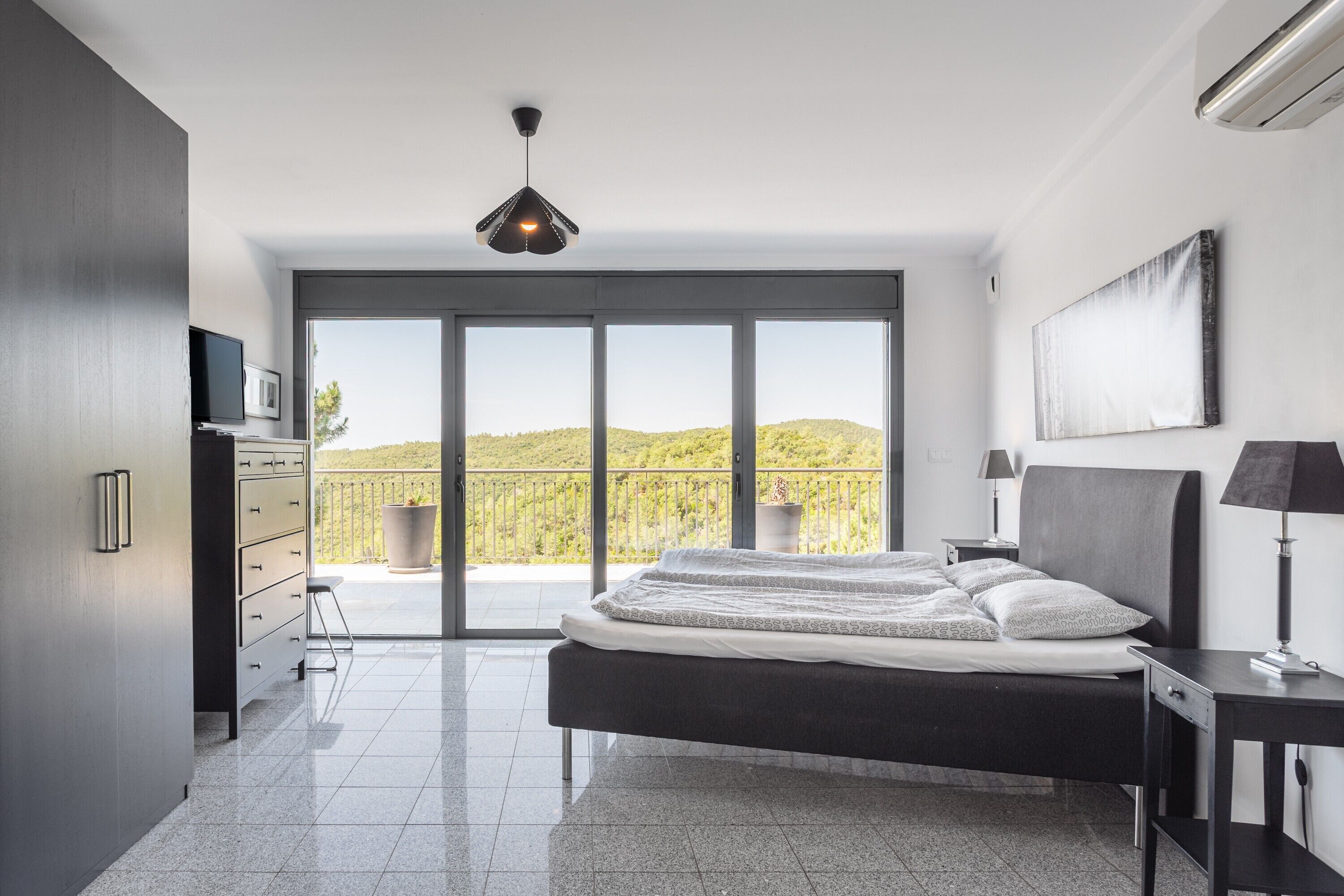 5 bedrooms, iron/ironing board, WiFi, bed sheets