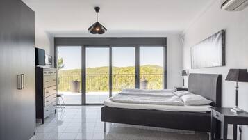5 bedrooms, iron/ironing board, WiFi, bed sheets