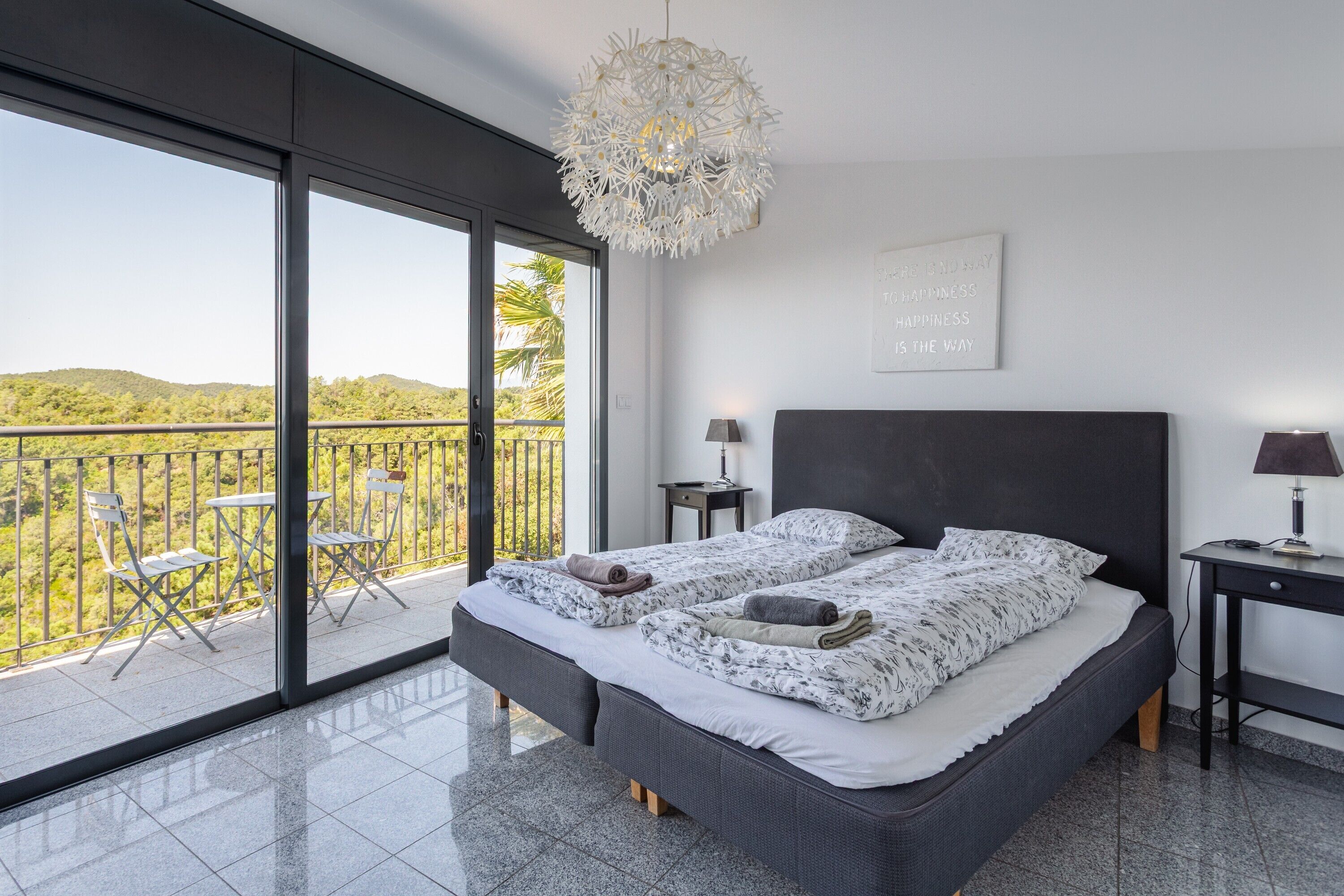 5 habitaciones, tabla de planchar con plancha y wifi 