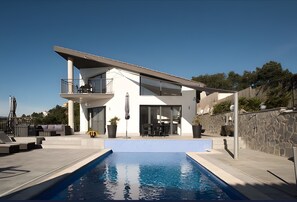 Pool - Holiday Home 'Blau' with Sea Views, Wi-Fi and Air Conditioning (Lloret Blau)