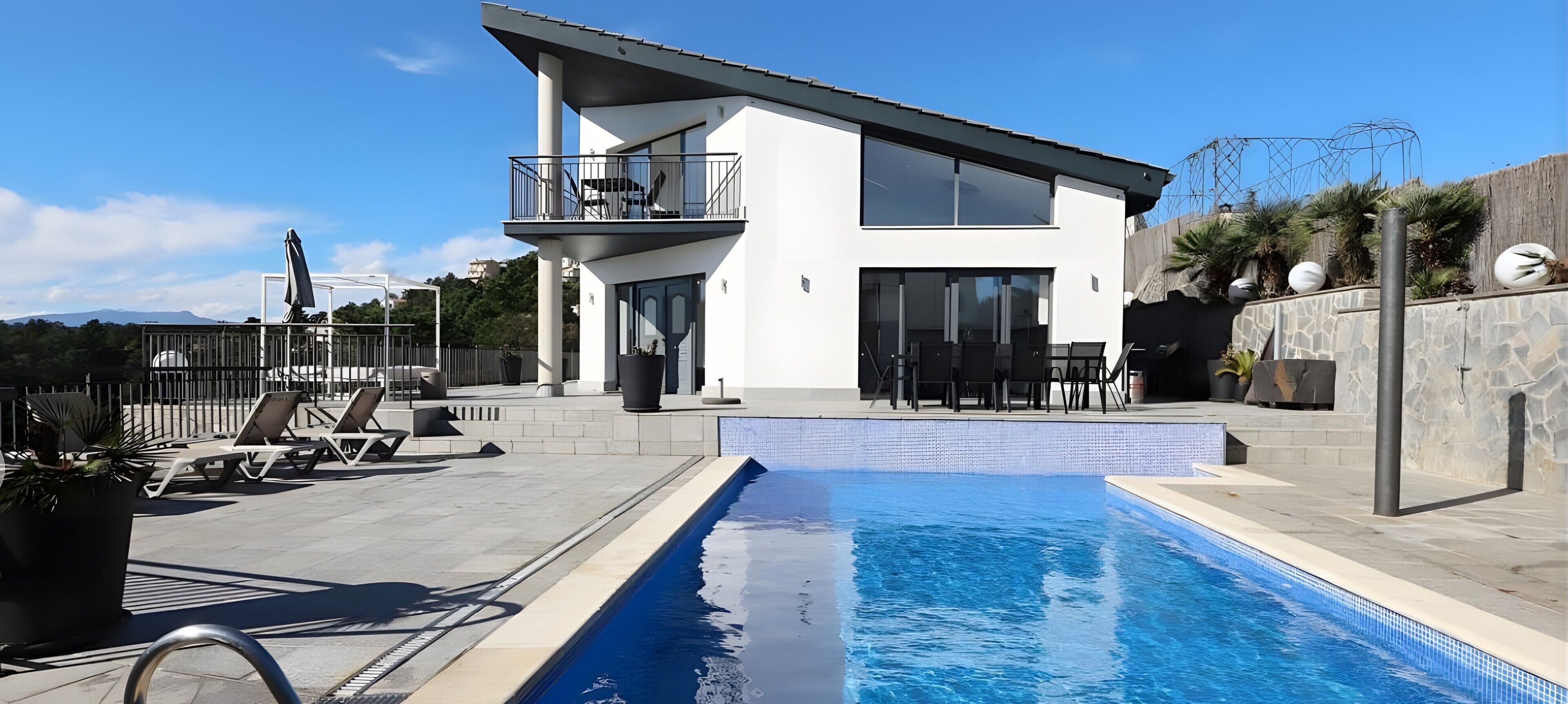 Pool. Holiday Home 'Blau' with Sea Views, Wi-Fi and Air Conditioning