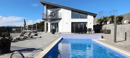 Pool. Holiday Home 'Blau' with Sea Views, Wi-Fi and Air Conditioning