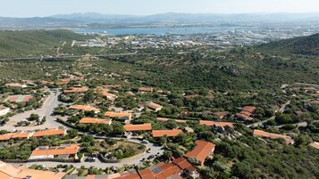 Vista aérea de una zona residencial con casas, calles y un puente.
