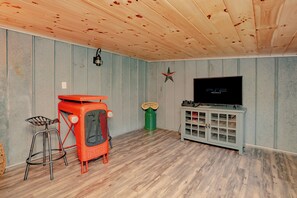 Interior - TBarnLoft@FF: Honeymoon, Outdoor Fireplace, Wifi, Water View, Large Yard (Cosby)