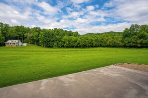Property grounds - TBarnLoft@FF: Honeymoon, Outdoor Fireplace, Wifi, Water View, Large Yard (Cosby)