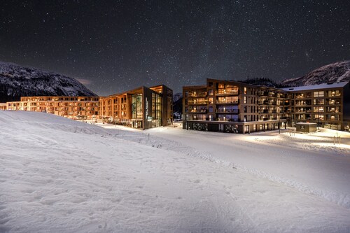 Modern ski-inn-ski-out apartment with sauna, Hemsedal