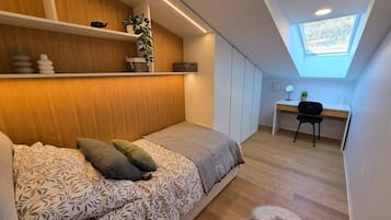 Escritorio, tabla de planchar con plancha, cuna de viaje y wifi