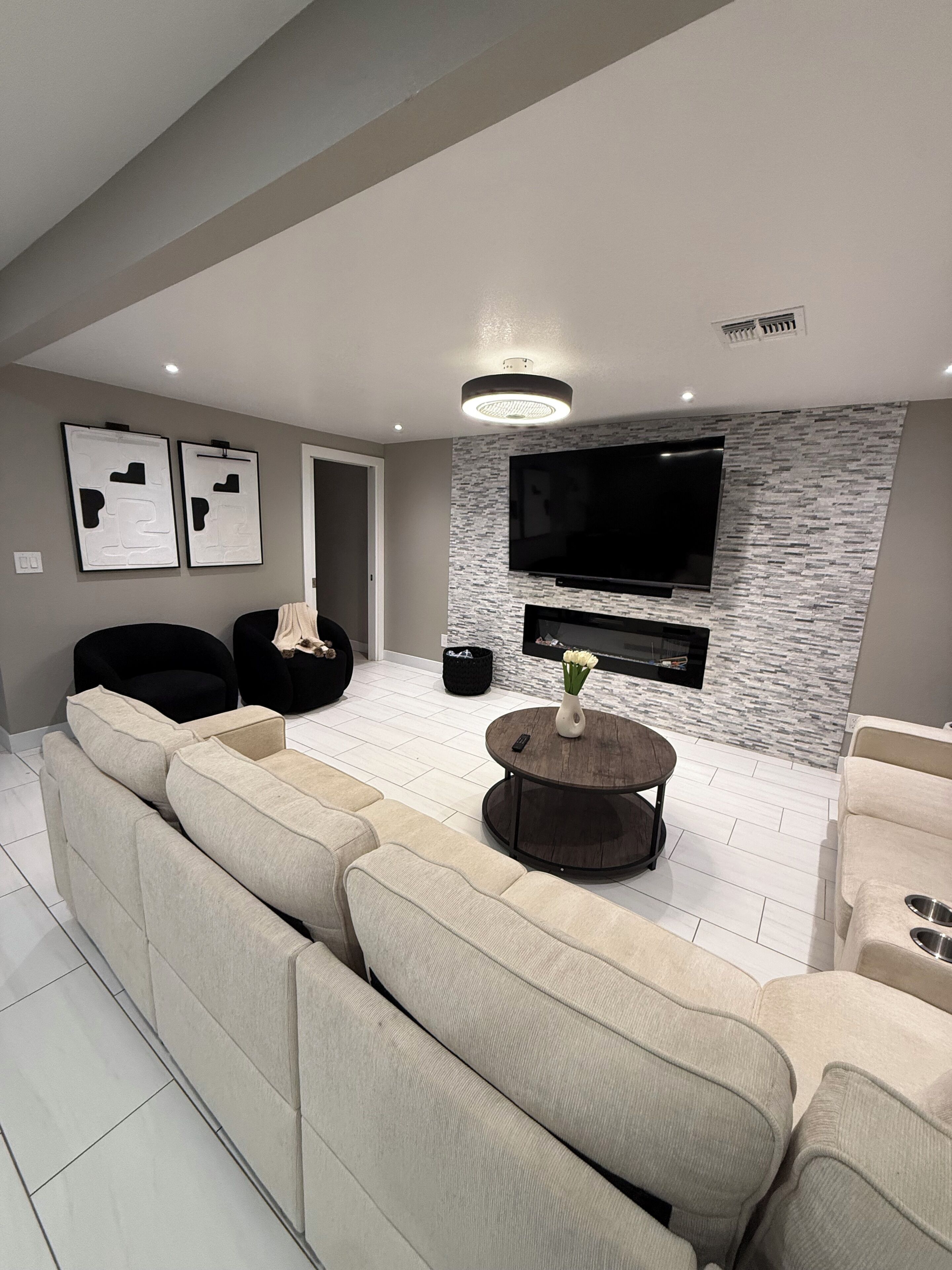 Smart TV y chimenea 