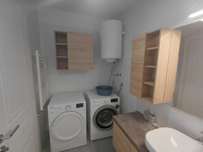 Haartrockner, Bidet, Handtücher, Seife