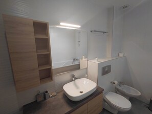 Haartrockner, Bidet, Handtücher, Seife