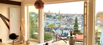 "Hafenpanorama" vacation rental with a view of the Old Town and the harbor, located right in