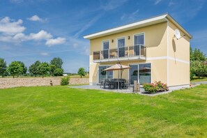 Exterior - Modern vacation home with lake view, terrace & barbecue in Loddin (Loddin)