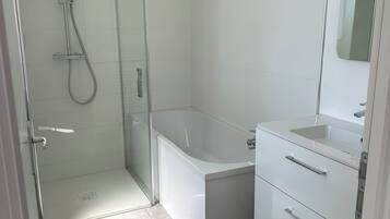 Haartrockner, Handtücher, Toilettenpapier