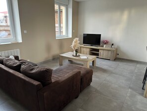 A living room with a sofa, a coffee table, a TV, and a wooden cabinet. - Country house Ô Cœur des Champs (Rety)