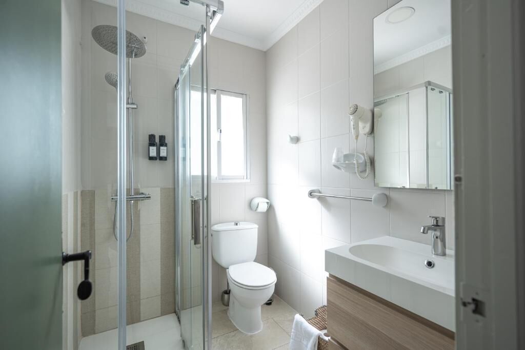 Economy Double Room | Bathroom