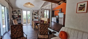 Character house by the lake, canoes available / peace and quiet guaranteed