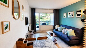 TV - Studio cabin with pool, terrace, near beaches and Juan-les-Pins center (Antibes)