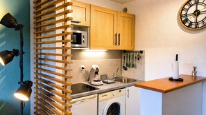 Fridge, microwave, stovetop, coffee/tea maker - Studio cabin with pool, terrace, near beaches and Juan-les-Pins center (Antibes)