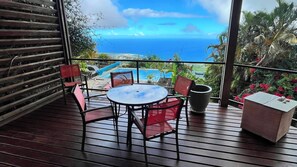 Outdoor dining - Vrbo Property (Les Avirons)