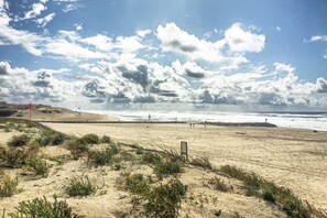 A beach with sand dunes, a clear sky, and the ocean in the background. - Holiday Home With Swimming Pool (Sainte-Eulalie-en-Born)