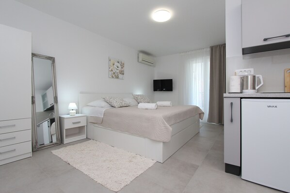 Studio | Private kitchenette | Electric kettle, freezer