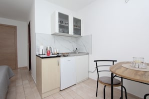 Estudio, balcón | Cocina básica privada | Hervidor eléctrico y congelador