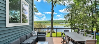 Lakefront, Private Dock, Boats, Hot Tub, Game Room, Fire Pit, Fireplace -Family Friendly