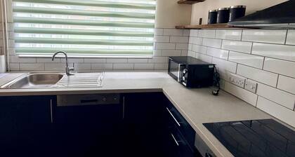 2-bed House, Sleeps 4 w/ Parking & Garden