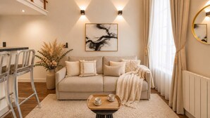 Ein Wohnzimmer mit Sofa, Couchtisch und einem Bild an der Wand.