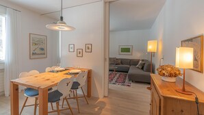 Un appartement moderne comprenant un coin repas, un salon et une cuisine.