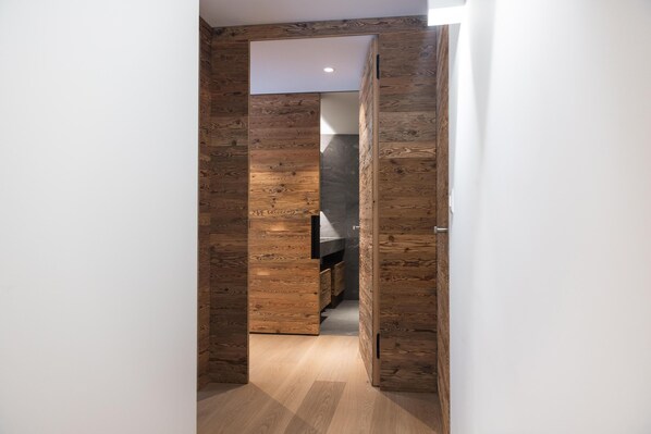 Ein Korridor mit Holzvertäfelung und einer eingelassenen Deckenleuchte.