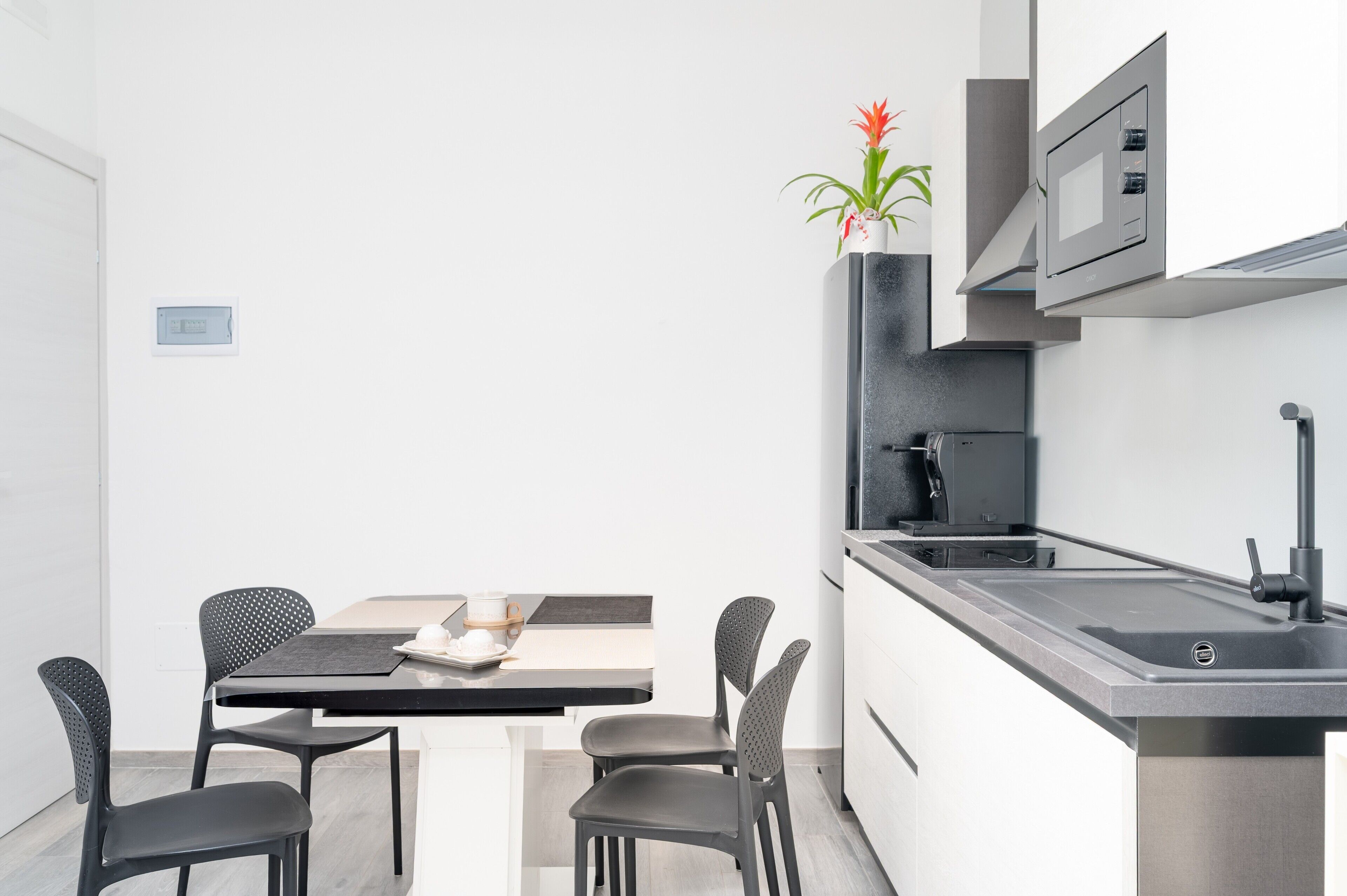 Kjøleskap, mikrobølgeovn, kokeplater og kaffetrakter/tekoker