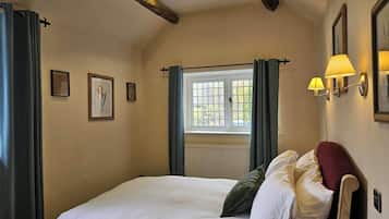 Double Room | In-room safe, iron/ironing board, free WiFi
