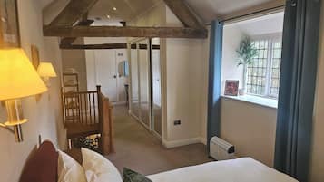 Double Room | In-room safe, iron/ironing board, free WiFi