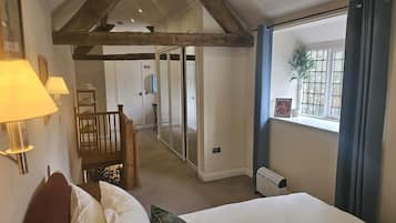 Double Room | In-room safe, iron/ironing board, free WiFi