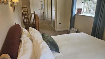 Double Room | In-room safe, iron/ironing board, free WiFi