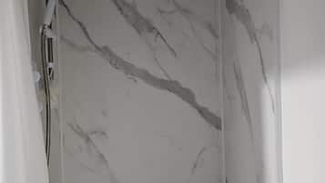 Double Room | Bathroom | Hair dryer, towels, soap, shampoo