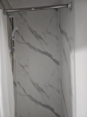 Habitación doble | Baño | Secadora de cabello, toallas, jabón, shampoo